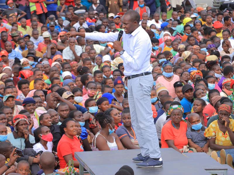 Simba Arati campaigning in Kisii alongside MP Onyonka